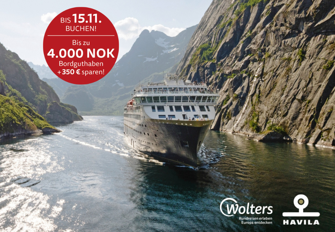 Ein Kreuzfahrtschiff fährt durch einen engen Fjord mit steilen Felswänden. Links oben ist eine Werbung mit der Aufschrift „BIS 15.11. BUCHEN! Bis zu 4.000 NOK Bordguthaben +350 € sparen!“ zu sehen.